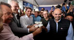 Zema e Flávio Bolsonaro brindam com leite e defendem união da direita em evento em MG