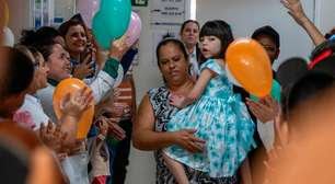 Após 7 anos internada, menina recebe alta e conhece a própria casa pela primeira vez