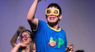 'Fiz muitos amigos': jovem com Down conheceu namorada no teatro e comemora autonomia