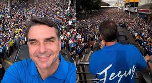 Flávio Bolsonaro diz que 'mundo do mal vai ser expulso do governo neste ano' durante Marcha para Jesus