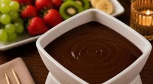 Fondue de chocolate com frutas fácil para compartilhar