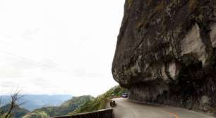 A rodovia nas Filipinas atinge 2.255 metros de altitude no ponto mais alto; com pistas estreitas e neblina, a rota corta desfiladeiros perigosos