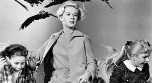 Terror por trás e na frente das câmeras: Pesadelo real vivido por Tippi Hedren nos bastidores do clássico Os Pássaros ganha detalhes inéditos com nova biografia do mestre do horror Alfred Hitchcock