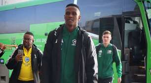 Seleção da África do Sul emociona pequeno torcedor na chegada ao México