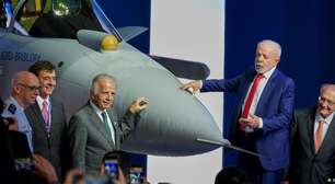 Brasil assina acordo para comprar mais 20 caças Gripen