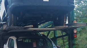 Carreta cegonha carregada com picapes 0 km é encontrada abandonada em Araçariguama