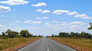 A rodovia australiana possui 2.728 km de extensão; cruzando o deserto do Outback de norte a sul, a via é a espinha dorsal de asfalto do país