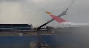 Avião se choca com caminhão de bombeiros durante batismo em voo inaugural; assista