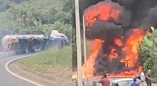 Veja o momento em que carreta tomba e causa incêndio de grandes proporções no ES