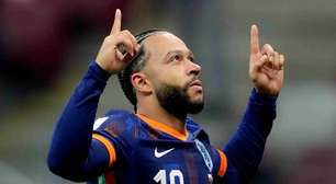 Depay posta foto de colega da Holanda com camisa do Corinthians