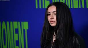 'Uma musicista que quer atuar, isso é inerentemente constrangedor', afirma Charli XCX