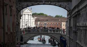 Dezenas de artistas da Bienal de Veneza pedem renúncia a prêmio final