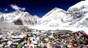Lixo, equipamentos abandonados e corpos congelados: os desafios que se acumulam nas encostas do Monte Everest