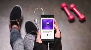 Treinar com sua playlist favorita: neurociência explica como música autosselecionada reduz esforço percebido e melhora a performance física