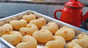 Biscoito de queijo mineiro fresquinho na sua mesa