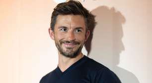 Jonathan Bailey reflete como sua sexualidade impactou na carreira: 'Disposto a correr esse risco'