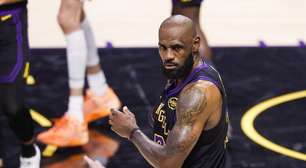 LeBron James é alvo de denúncia na Itália após jogar bolas de golfe ao mar