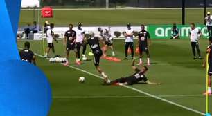 Casemiro se empolga e dá carrinho em Wesley em roda de bobinho