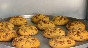 Cookie com gotas de chocolate muito macio e fácil de preparar, para a alegria da criançada