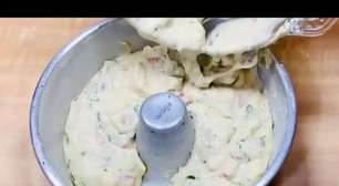 Bolo salgado feito no liquidificador com uma massa muito leve e recheio cremoso, uma delícia