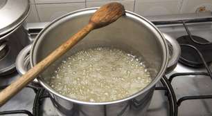 Por que a colher de pau impede a água de transbordar? A física por trás da espuma do macarrão na panela