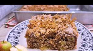 Bolo de maçã divino, acompanhado de uma farofa crocante perfeita, que vai perfumar a sua casa