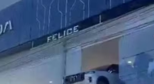 Carro fica pendurado no segundo andar de concessionária após acidente em Porto Alegre