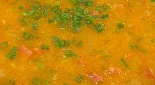 Sopa de mandioca cremosa, bem temperada e deliciosa, para aquecer a noite da sua família