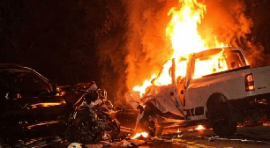 Grave acidente mata dois homens em rodovia no interior de SP; um dos carros pegou fogo intantaneamente