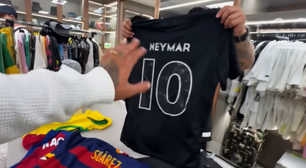 Neymar tem camisa do Corinthians com o próprio nome em guarda-roupa