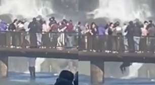 Turista pula nas águas das Cataratas do Iguaçu para pegar celular; veja vídeo