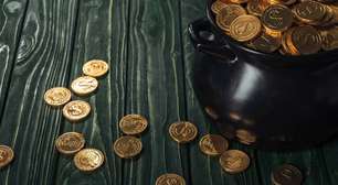 Por que colocar uma moeda no sapato dá sorte? A história de um ritual antigo de prosperidade e viagem