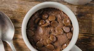 Pouca gente acredita que esse brownie fit de caneca leva tão poucos ingredientes