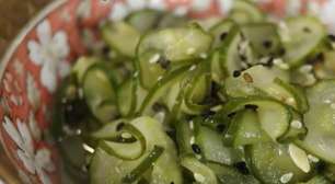 Salada japonesa de pepino com aquele toque agridoce maravilhoso e bem refrescante