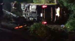 Ônibus de passageiros tomba na Freeway e deixa um morto e diversos feridos