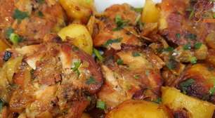 Sobrecoxa assada no forno com batatas bem douradinhas e suculentas, que todos vão amar