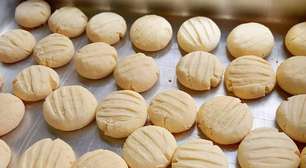 Biscoitinho de polvilho doce sequinho por fora e que derrete na boca, perfeito para o lanche