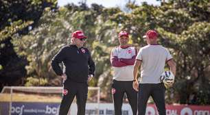 Lateral do Vila Nova revela bastidores com Guto Ferreira no clube
