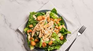 Salada Caesar proteica: a versão mais completa para quem busca saciedade sem abrir mão do sabor