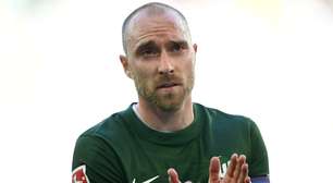 Eriksen tranquiliza torcedores após passar mal em campo: 'estou em casa'