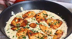 Frango com molho de queijo bem derretido, que fica pronto rapidamente, perfeito para um dia corrido