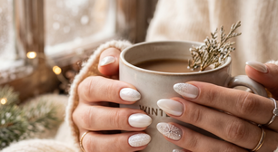 A nova manicure que está fazendo sucesso para deixar as mãos mais elegantes se baseia em um truque simples na hora de passar o esmalte