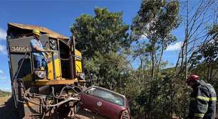 Homem morre após carro ser atingido e arrastado por trem em Minas Gerais