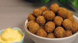 Bolinho de calabresa muito saboroso que fica crocante por fora, rende bastante e todos amam