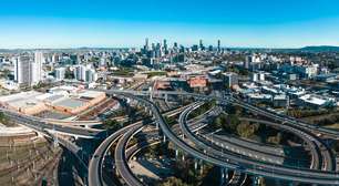 O movimentado trecho viário urbano cercado por colinas que abriga um dos eixos ferroviários mais movimentados e tecnológicos de Brisbane