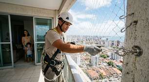 Quanto um instalador de redes cobra para fixar telas de proteção de nylon em cinco janelas de apartamento em 2026