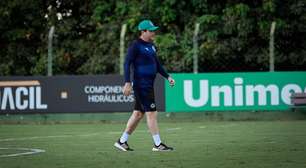 Técnico do Goiás, Daniel coloca a mão na mesa e defende jogador da torcida