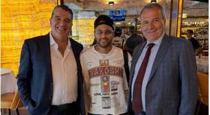 Neymar aproveita folga da Seleção e almoça em churrascaria de Nova Iorque
