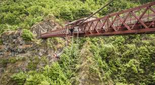 A histórica ponte pênsil de 91 metros erguida em 1880 que virou o primeiro ponto comercial de salto de bungy jump do planeta em 1988