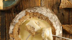 Fondue de queijo caseiro: clima de romance à mesa